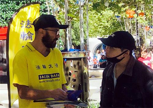 '图8:德古兹曼(Deguzman)先生与法轮功学员讨论如何制止迫害'