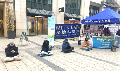'图7:二零二零年十一月二十八日,法轮功学员在慕尼黑市中心森德格大街(Sendlinger Straßer)举办信息日活动。'
