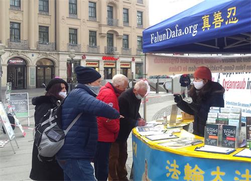 '图1:法轮功学员于二零二零年十二月十九日,在德国慕尼黑市中心卡尔斯广场(Karlsplatz)举办信息日活动。图为慕尼黑民众签名声援法轮功学员反迫害。'