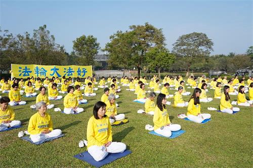 '图3:屏东法轮功学员在六堆客家文化园区炼功,向世人展现法轮大法的美好。'
