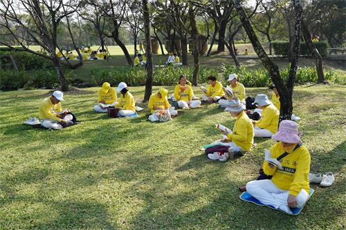 '图4:屏东法轮功学员在六堆客家文化园区分组学法。'