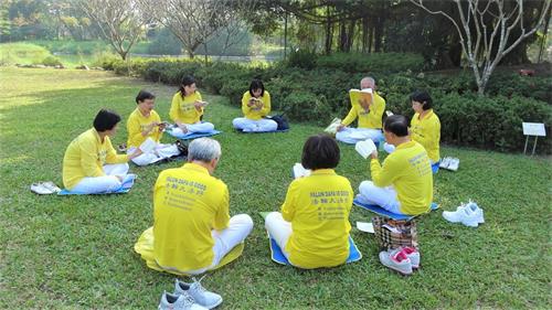 '图5:屏东法轮功学员在六堆客家文化园区分组学法。'