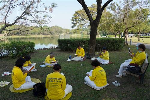 '图6:屏东法轮功学员在六堆客家文化园区分组学法。'
