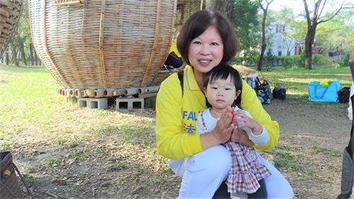 '图7:子真带着小孙女一起双手合十,“恭祝师尊新年快乐!”'