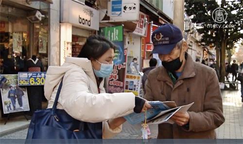 '图7~9:看到法轮功学员的游行,沿途观众有的跟法轮功学员询问、了解真相,有的签名支持解体中共。'
