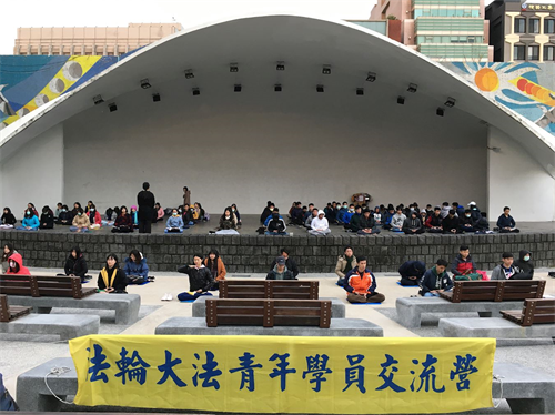 '图2:二二八公园集体晨炼。'