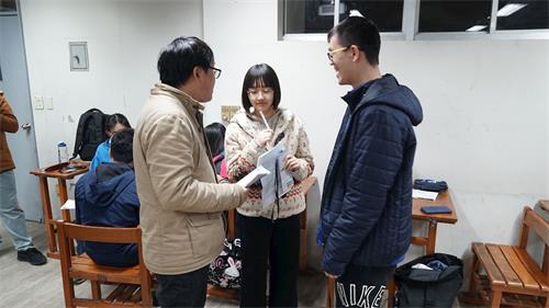 '图4:讲真相行前学员练习讲真相。'