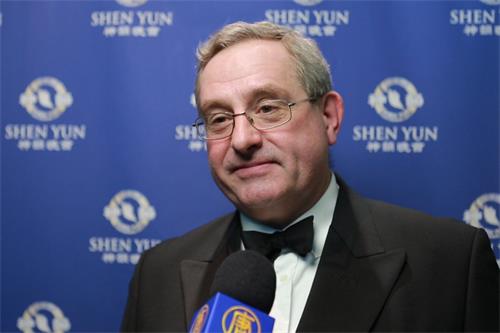 图7:阿德里安·阿普林(Adrian Aplin)赞神韵演出:“演出非常精彩!真是一场音乐、舞蹈和奇观的完美结合!”