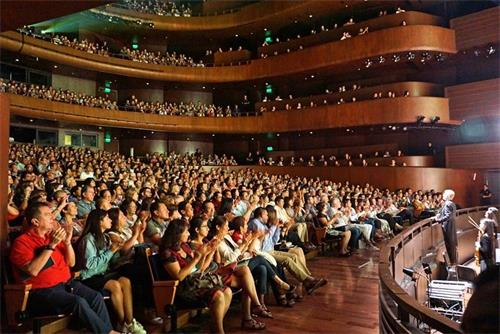 '图1:二零二零年二月八日和九日,神韵国际艺术团在秘鲁利马大剧院(Gran Teatro Nacional)的上演四场演出,场场大爆满。在秘鲁开演之前,神韵艺术团收到了来自该国议员、文化部官员、市长等二十多位政要的祝贺和感谢函。图为二月八日,元宵节当日演出的盛况。'