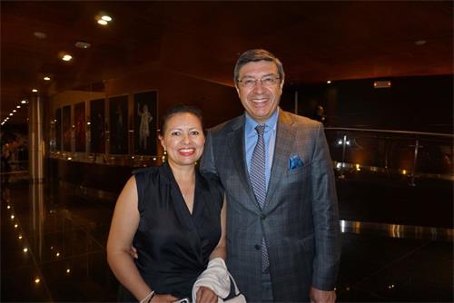 '图8:安第斯共同体秘书长豪尔赫·埃尔南多·佩德拉萨(Jorge Hernando Pedraza)先生观看了二零二零年二月八日的神韵国际艺术团在利马的演出后,赞叹神韵是神的恩典,希望神韵走遍拉美各国。'