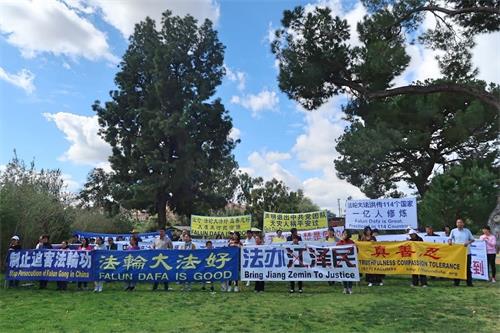 '图4:炼功结束后,学员们举办集会,揭露中共的邪恶本周,唤醒民众。'