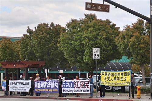 '图5~10:集会后,大约中午十二点半,法轮功学员们在华人商家林立的山谷大道与戴尔玛大街(Del Mar Ave)交叉路口筑起“真相长城”。'