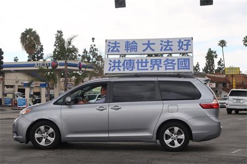 '图11~13:与此同时,一部份法轮功学员组成真相车队,在圣盖博市(San Gabriel)山谷大道(Valley Blvd)穿梭,传播真相,吸引了路人的目光。'