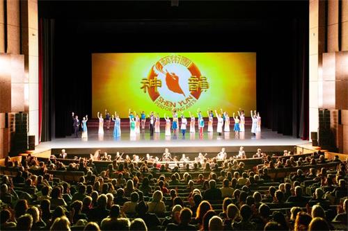 '图2:二零二零年三月十三日晚,美国神韵艺术团在法国蒙彼利埃科珲会议中心(MONTPELLIER LE CORUM)上演在当地五场演出的最后一场演出。观众赞神韵了不起,演出能量强大。'