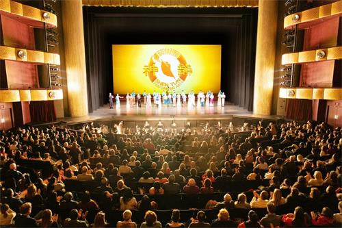 '图4:二零二零年三月八日,神韵艺术团在纽约林肯中心大卫寇克剧院演出吸引各界精英前来观赏。有观众表示:“舞蹈所传达的信息很美丽,令人惊叹,给人带来希望。”'
