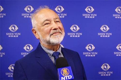 '图9:法国古典钢琴家艾曼纽·费雷尔(Emmanuel Ferrer-Laloë)也是观看了三月十二日晚的演出,他说:“我想这才是艺术的根本。”'