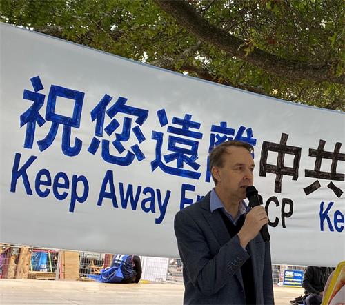 '图2:人权律师凯瑞·高尔在现场发言。'