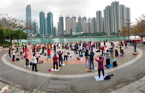 '图1:香港法轮功学员在广场上集体炼功。'
