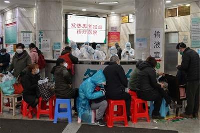 '图10:1月24日,武汉一家医院等待就医的病人(瘟疫初期的确诊和收治极为有限)'