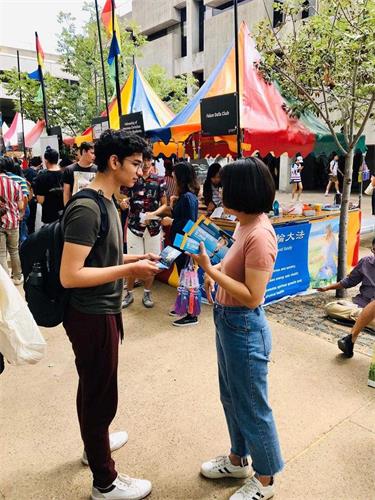 '图1~4:麦格理大学的新生们来到展位了解法轮大法真相'