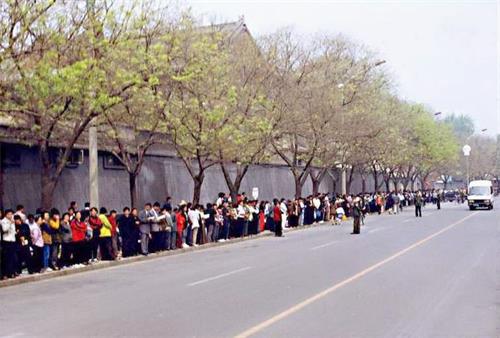 '图4:一九九九年四月二十五日,逾万法轮功学员在北京国务院信访办外要求政府释放在天津被抓的法轮功学员,以真善忍的胸怀开启了中国历史上和平理性反迫害的先例。'