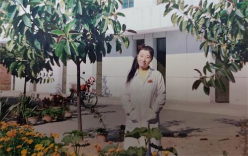'在化验室上班时的谭海燕,修炼法轮功后的她幸福快乐。'