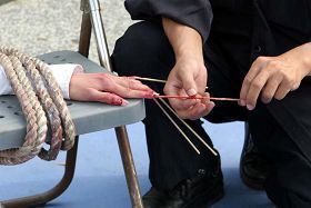 '酷刑演示:竹签扎手指'