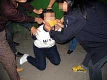 '酷刑演示:用胶带封嘴'