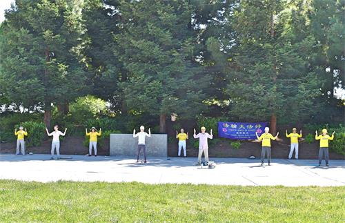 图1:二零二零年五月十日,旧金山湾区中半岛地区的部分法轮功学员在户外炼功,庆祝法轮大法弘传世界二十八周年暨法轮功创始人李洪志师父六十九岁华诞。
