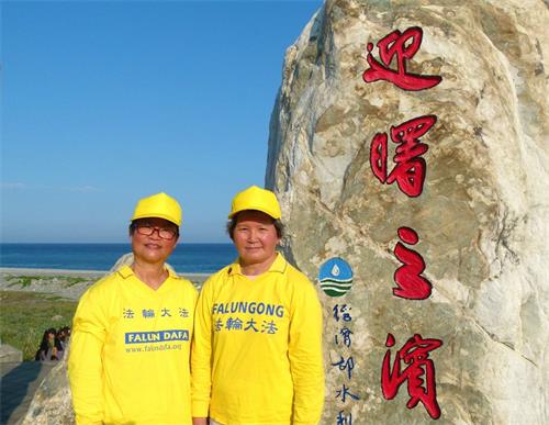 '图5: 秋菊(右)和亲家母绣淇成为同修后,相互鼓励共同精進。'
