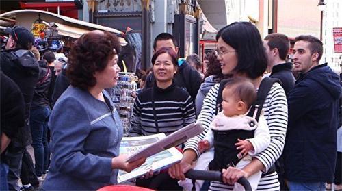 '图3:周美丽在好莱坞真相的传播法轮功真相。'