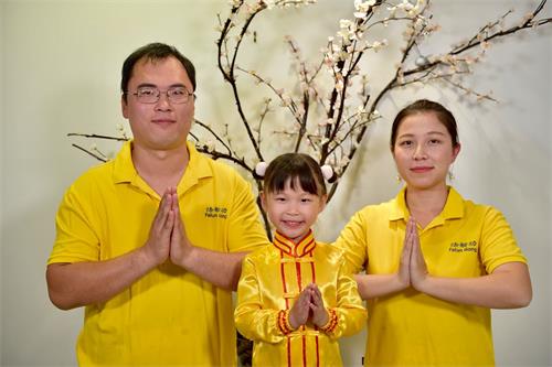 '图8:澳洲昆士兰华裔汉克全家感恩法轮大法创始人李洪志先生, 在这人心与道德日益下滑的社会洪传高德大法于世间,使得上亿人心归正,苍生太平。值此“世界法轮大法日”,汉克全家恭祝李洪志先生生日快乐!'