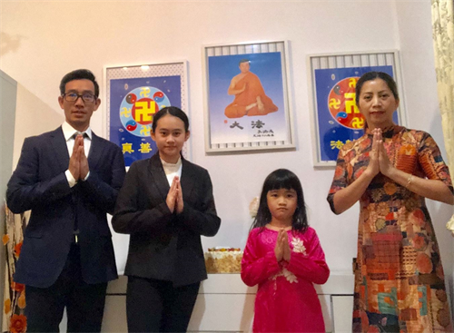 '图9:澳洲昆士兰越南裔法轮功学员全家恭祝法轮大法创始人李洪志先生生日快乐!'