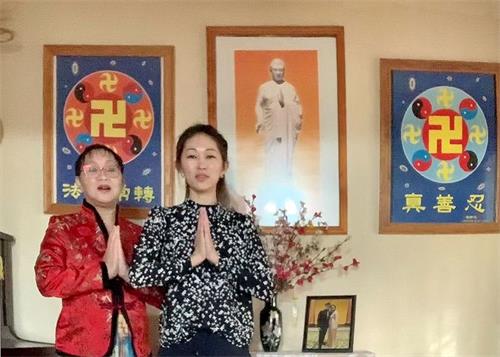 '图3:张女士和女儿恭祝师尊生日快乐'