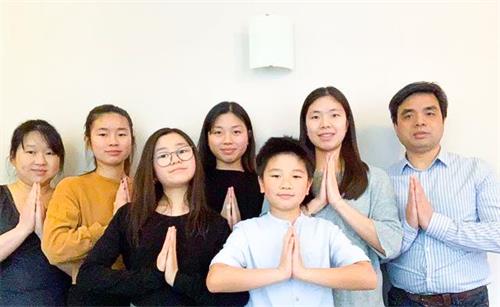 '图2:徐先生(右一)全家7口都在法轮大法中修炼。'