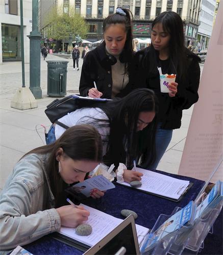 '图3:五月十三日,丽萨(Lisa),蜜盖尔(Mikkel),娜塔莉(Natalie),塞尔玛(Selma) 在国会前为能帮助反迫害感到高兴 (从左至右)'