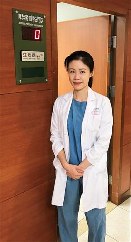 '图:江敏娴医生出身医生世家,对人生充满的疑惑,在《转法轮》中得到答案。'