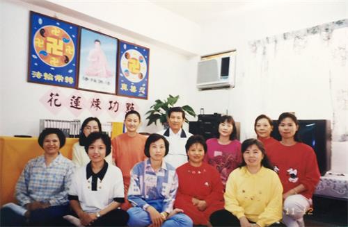 '图1:一九九八年夏天林凰环(前排中)与姊妹淘在花莲张震宇家学法。(张震宇提供)'