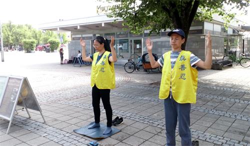 图1:法轮功学员在波尔沃市隆迪商场外面炼功