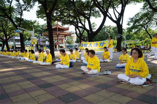 '图4~5:屏东法轮功学员展示祥和、舒缓的五套功法'