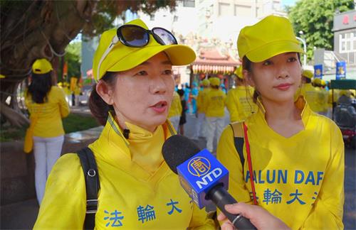 '图5:这对母女都是法轮功学员,她们说:告诉大家法轮大法好,是我应该做的事情。'
