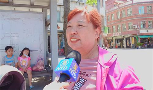 '图7:这位观看游行的女士表示:“很棒!”,并表示十几年前,她就知道法轮功,还说:“我先生的姐姐本身也是法轮功学员。”'
