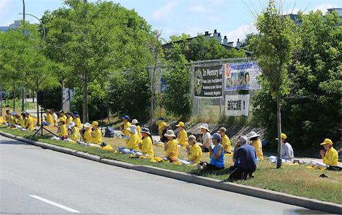 '图1:二零二零年七月十七日,加拿大渥太华部份法轮功学员汇聚到中使馆前,纪念全球法轮功学员反迫害二十一周年,要求中共立即停止迫害。'