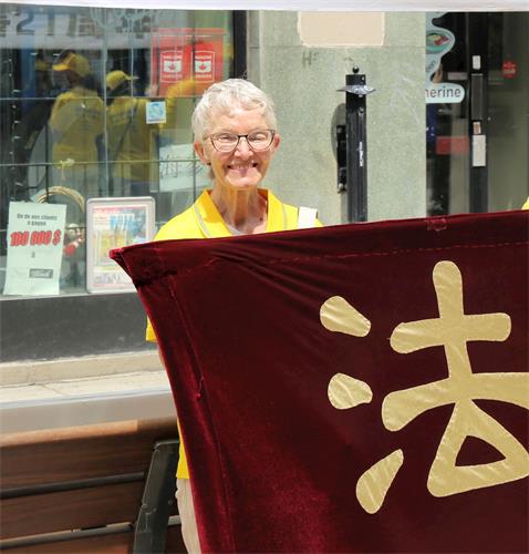 '图4:法轮功学员宝琳(Pauline)每年都来参加中领馆前的抗议活动,她希望中国人都能知道法轮大法好。'