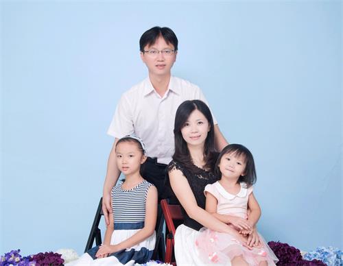 '图1:台大医院云林分院泌尿科主任黄士维的全家福照片'