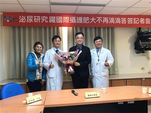 '图3:黄士维(左二)和台大流行病学与预防医学研究所所长及台大医院云林分院院长在研究成果发表会场。'