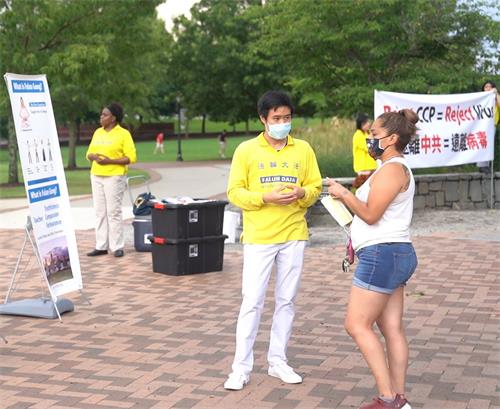 '图3~6:美国亚特兰大法轮功学员和过往民众交谈,并征集签名'