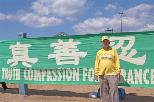 '图20:多伦多法轮功学员林慎立参加真相长城呼吁加拿大政府营救在中国受迫害的亲人。'