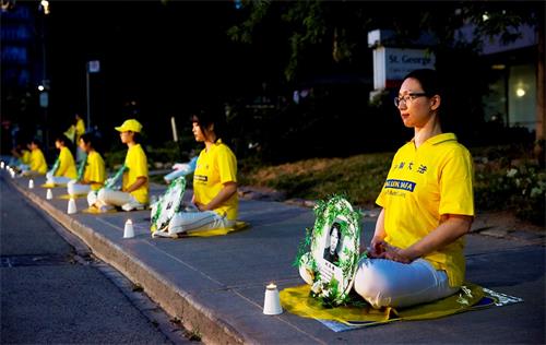 '图25~28:晚上8点至10点,法轮功学员在多伦多中领馆前举行了烛光悼念,悼念在中国被中共迫害致死的法轮功学员。'