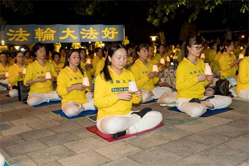 '图1~2:二零二零年七月十八日,台湾高雄部份法轮功学员在凤山新强公园举行集会和烛光悼念活动,谴责中共对法轮功长达二十一年的残酷迫害。'